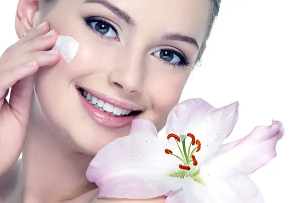 شناخت و خرید بهترین سرم های آبرسان برای پوست چرب و خشک