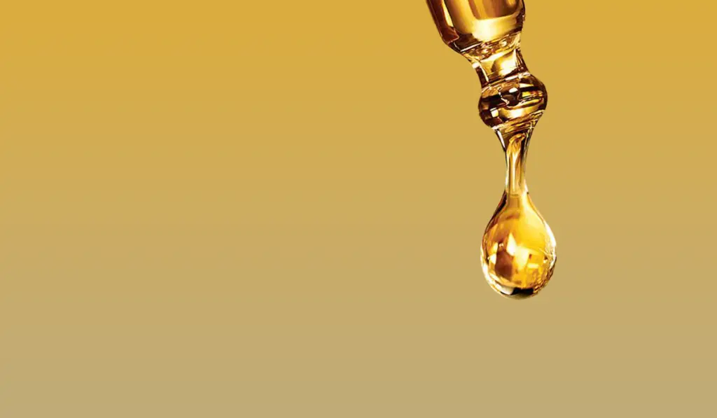 سرم طلا چیست؟ و تاثیرات شگفتانگیزآن بر پوست | بررسی قیمت و معرفی بهترین برندها |بهار 1404